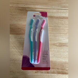 4/$25 NWT Plum Beauty facial shaping razors - 3 pack. Add on a bundle to save
